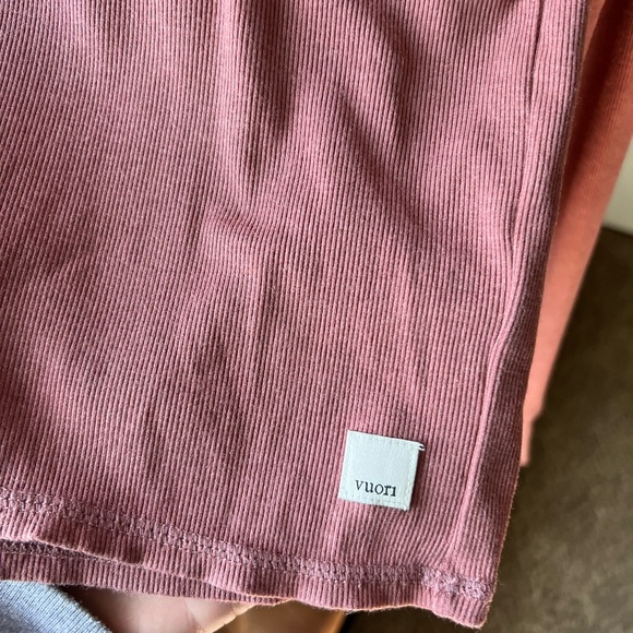 Vuori Long Sleeve Pose Fitted Tee - Picture 2 of 8